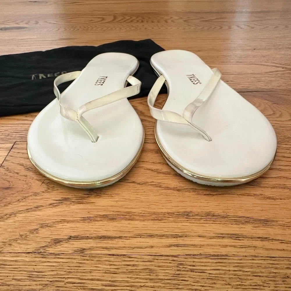 TKEES Lily Glosses Flip Flop Sandals in Size 6
